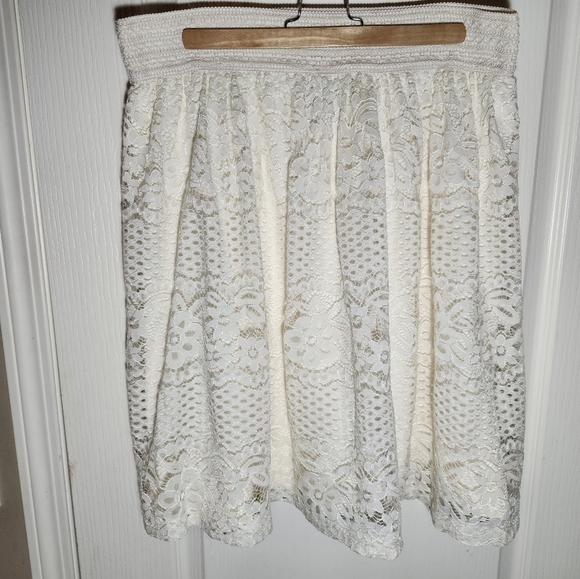 Metrowear high waisted lace skirt in  a cream color, lined in a size XL - Picture 2 of 13